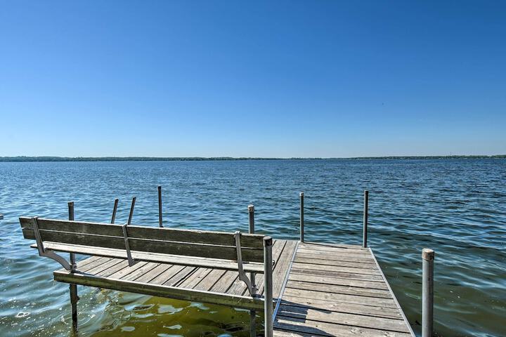 Pet-friendly Family Home Situated on Green Lake!