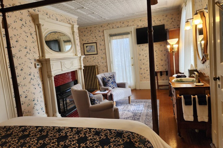 Room 32 of 73