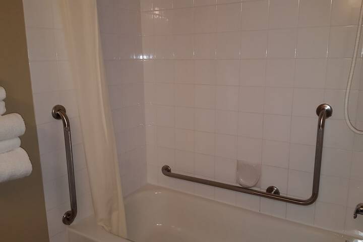 Room 17 of 28