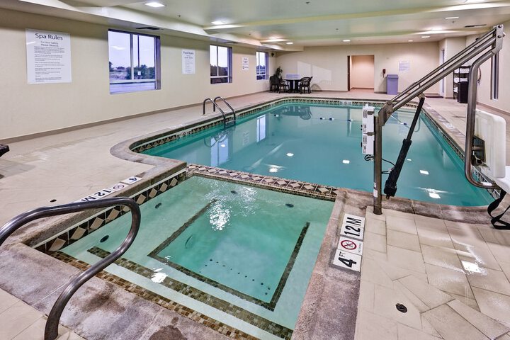 Holiday Inn Express & Suites Wichita Northwest by IHG