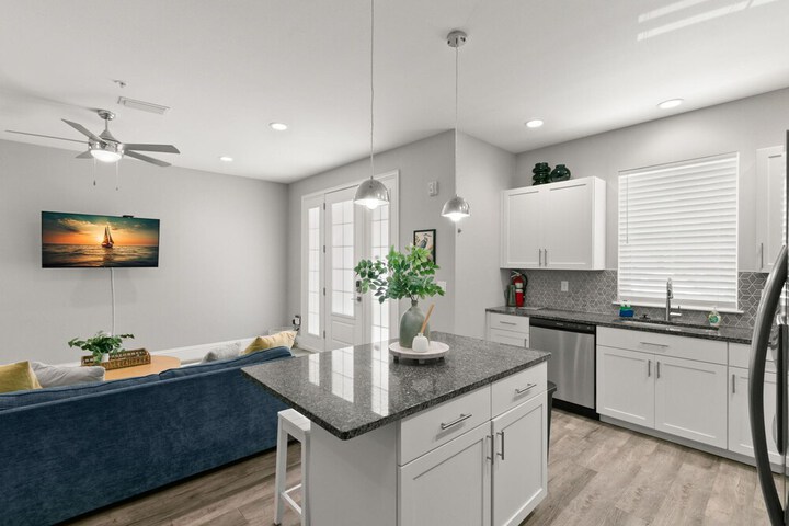 NEW Canopy Cabana Luxury Downtown Apt