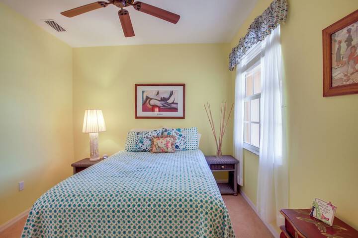 3 Mi to Dtwn Fort Myers: Condo w / Pool & Hot Tub
