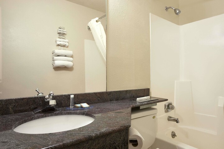 Travelodge by Wyndham La Porte / Michigan City Area