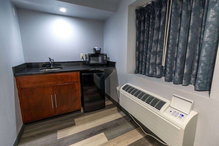 Days Inn & Suites by Wyndham Milwaukee