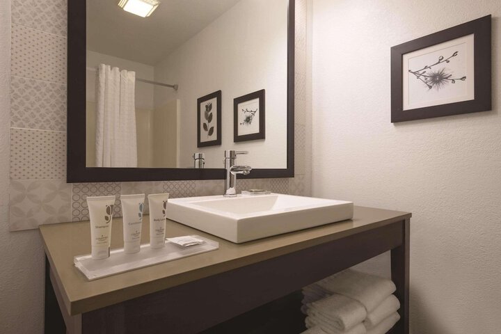 Country Inn & Suites by Radisson Germantown, WI