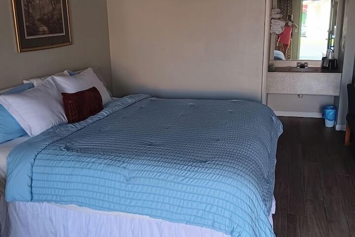 Room 8 of 27