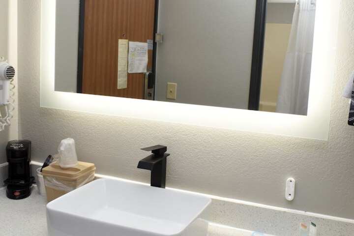 Super 8 by Wyndham Burnham / Lewistown