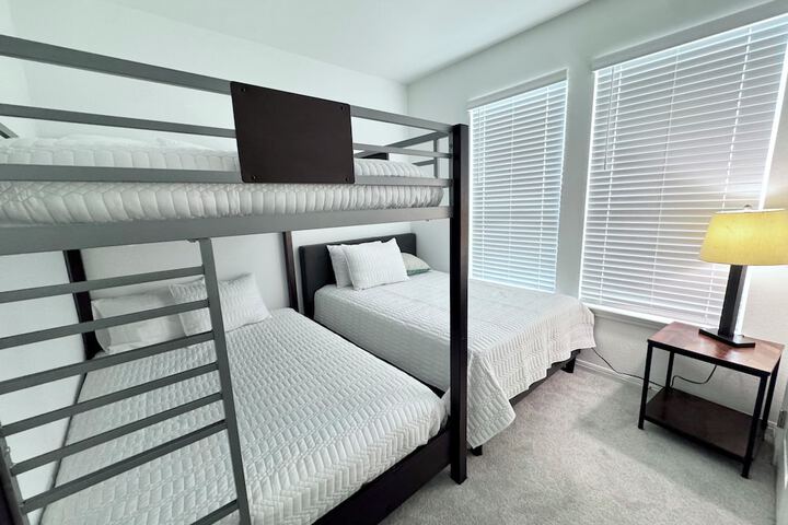 Modern 4BR New Home w Luxury Touches