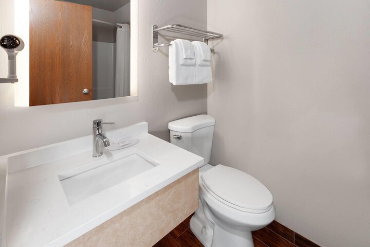 Super 8 by Wyndham Green Bay Near Stadium