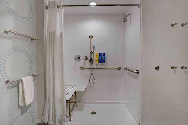 Room 17 of 33