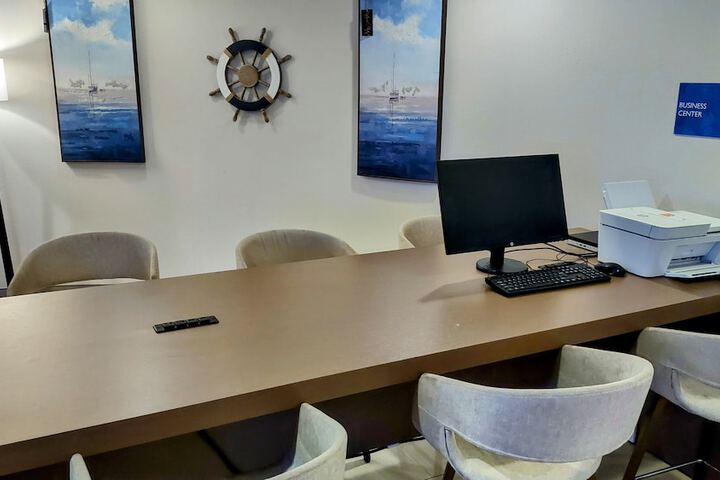 Business Center 53 of 55