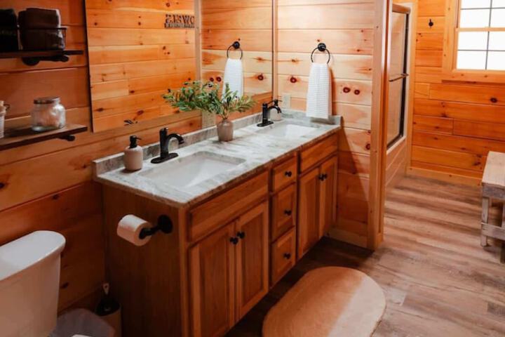 Sleeps 16! Luxury Cabin With Game Room & Hot Tub