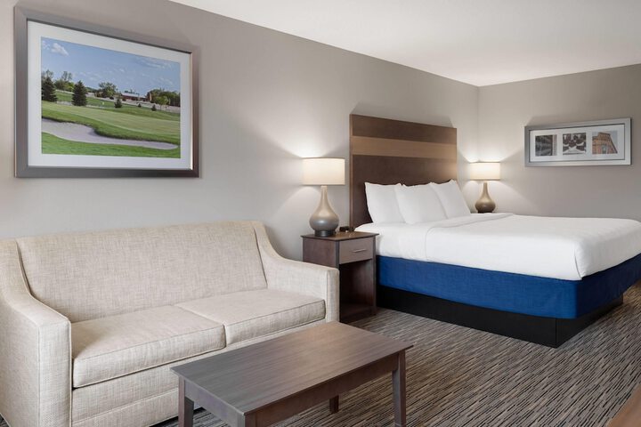Little Crow Hotel & Conference Trademark by Wyndham