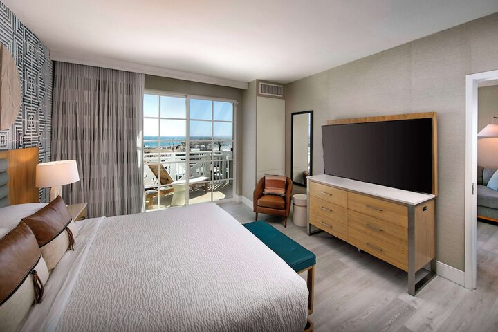 Room 33 of 83