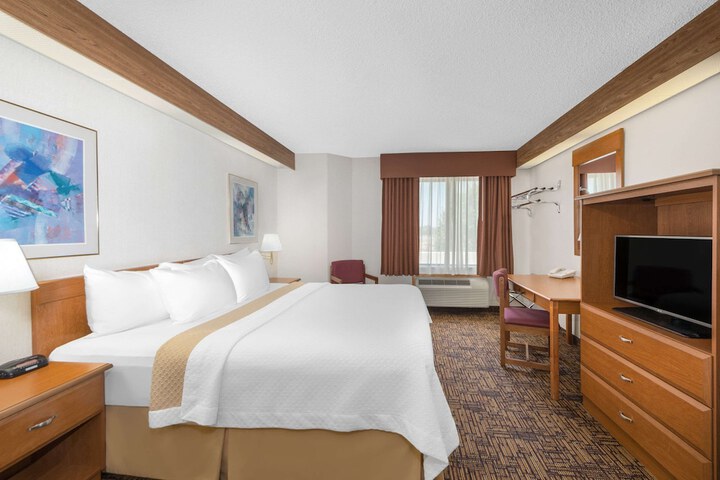 Room 6 of 12