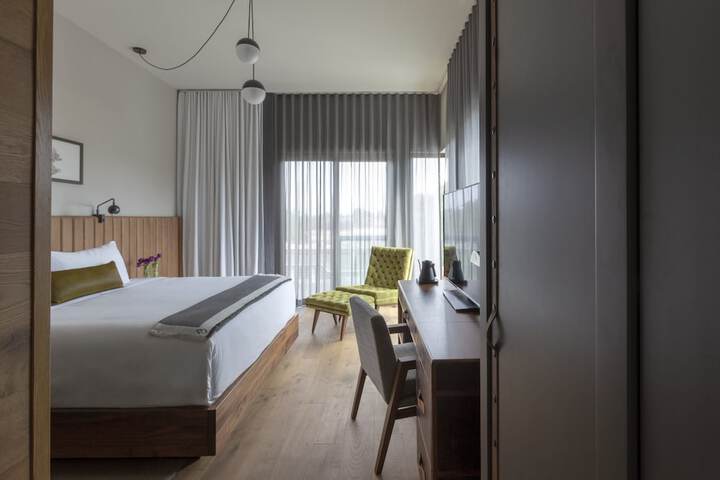 Room 16 of 38