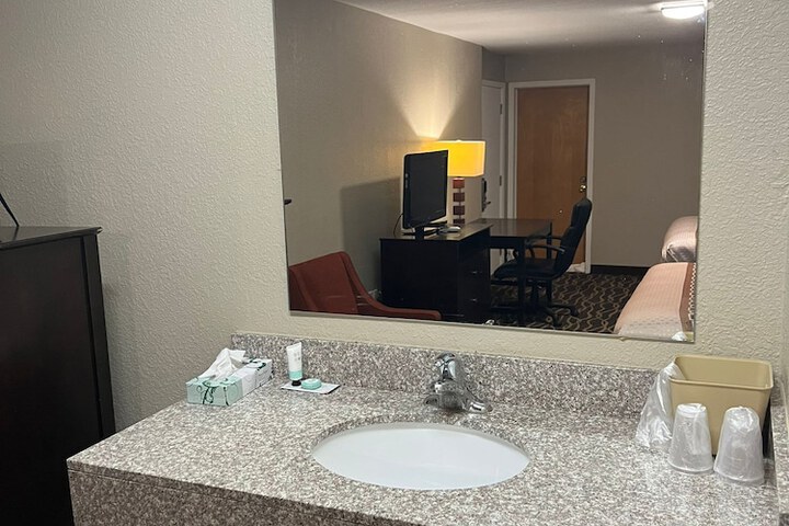 Westbridge Inn & Suites