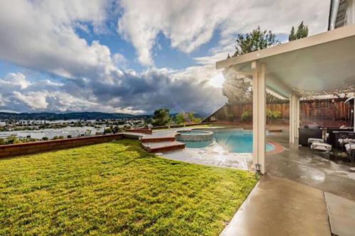 Luxurious 5B4B Home with Pool and View