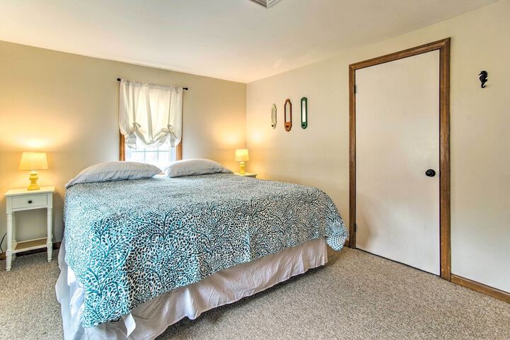 Traditional Cape Cod Cottage: Walk to Beach!