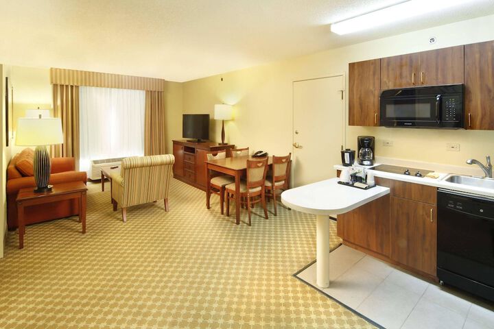 Country Inn & Suites by Radisson Crystal Lake, IL