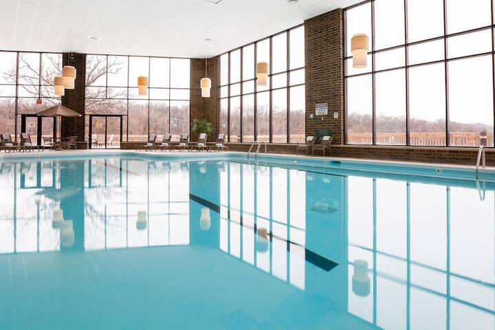 Holiday Inn Chicago Nw Crystal Lk Convention Center by IHG