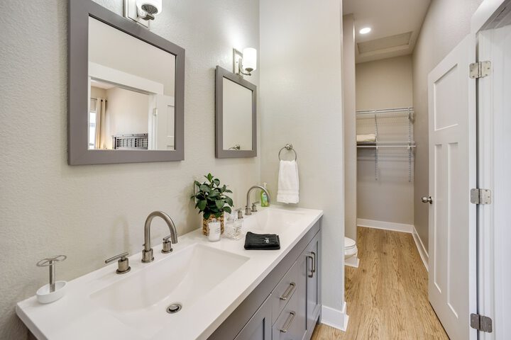 Dtwn Woodland Park Townhome w / Covered Deck