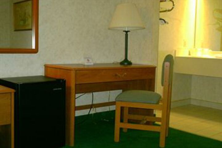 Campton Parkway Inn