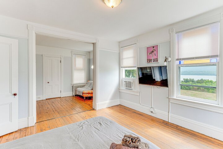 Charming Victorian Retreat w / Hudson River Views