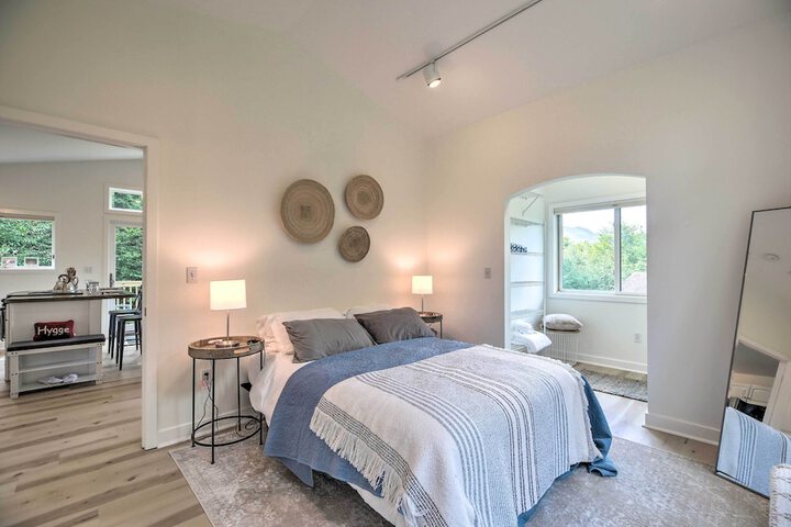 Airy & Bright Hideaway Near Smugglers Notch!