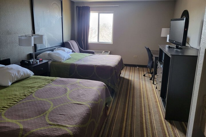 Super 8 by Wyndham Aurora / Naperville Area