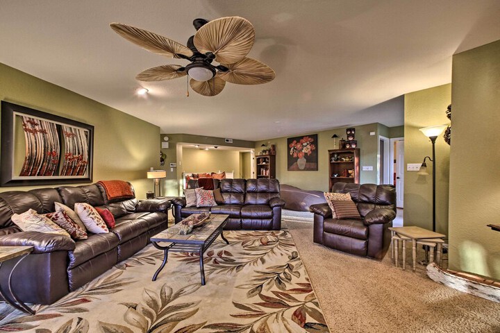 Lakefront Retreat w / Dock & Beach: 2 Miles to Golf