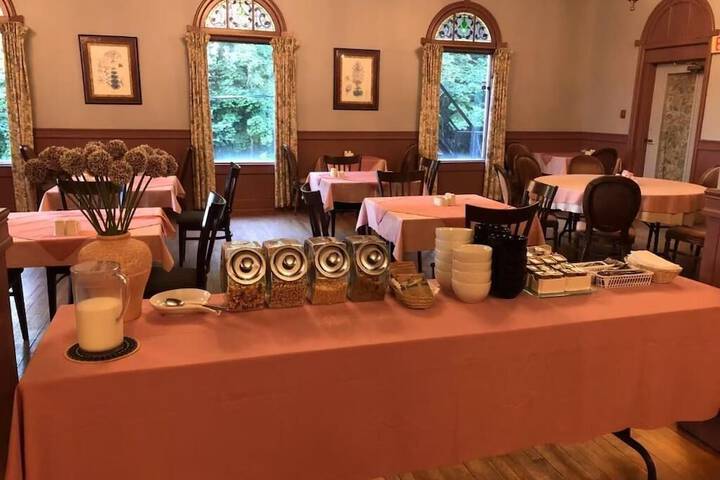 Dining 110 of 135