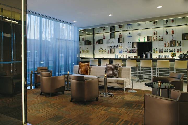 Lounge 25 of 27