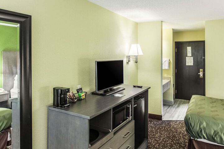 Room 25 of 38