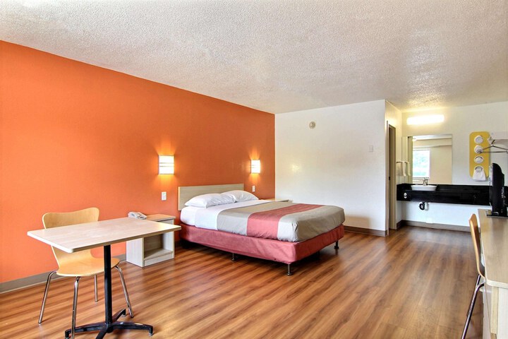 Motel 6 Middleburg Heights OH - Cleveland