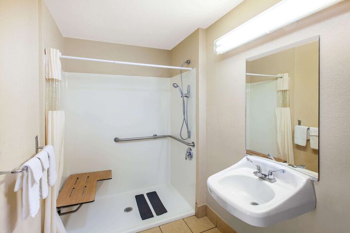 Room 6 of 16