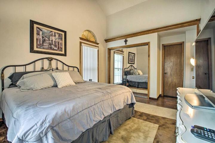 Shawnee Condo 10 Mi to Downtown Kansas City!
