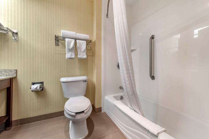 Comfort Inn & Suites Warsaw near US-30