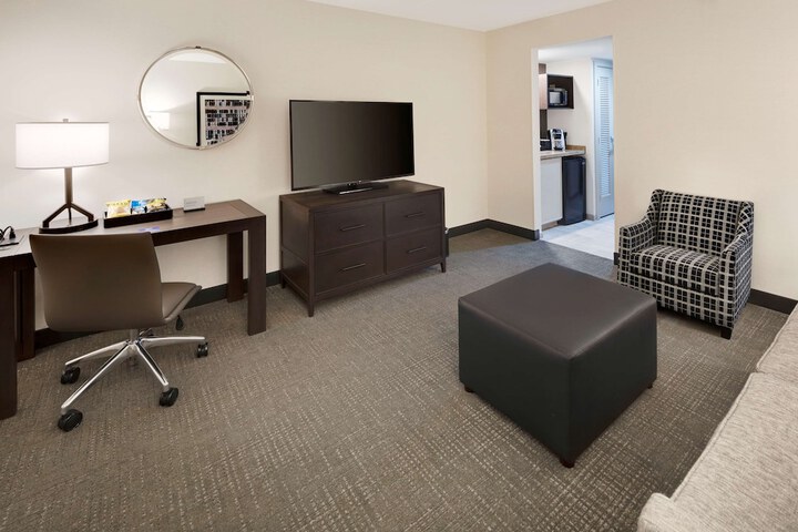Lounge 76 of 94