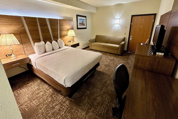 Mackinaw Beach & Bay Inn & Suites