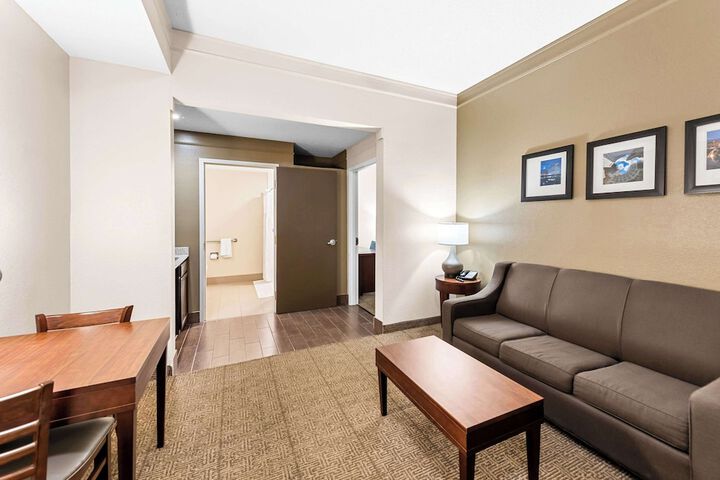 Comfort Inn & Suites Heath - Newark South