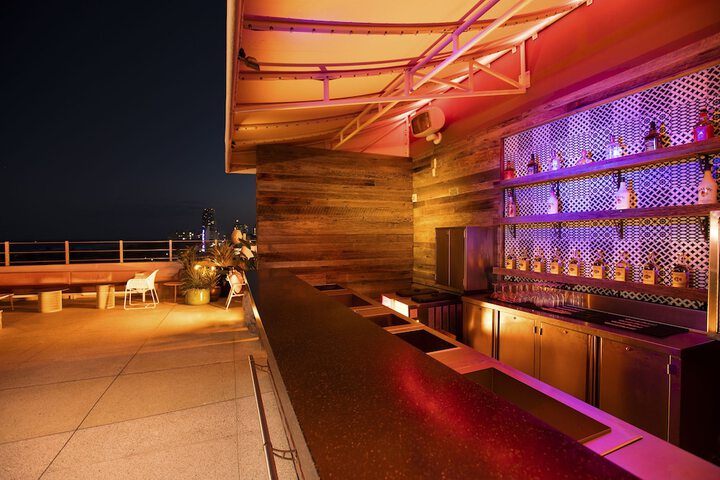 Lounge 44 of 61