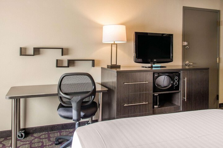 Room 30 of 102