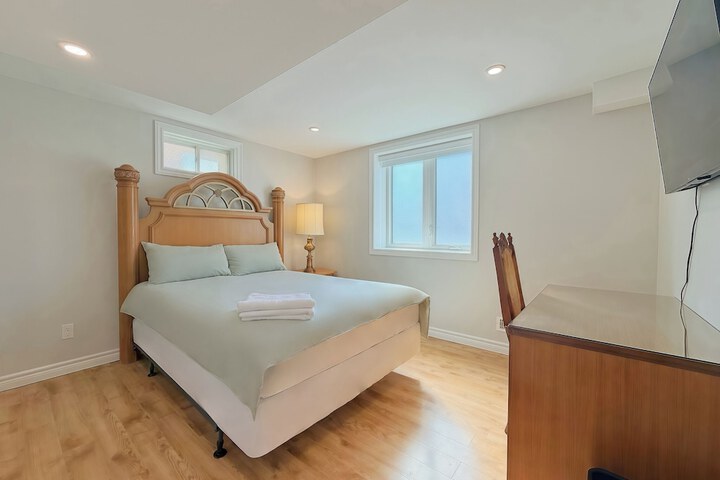 Cozy Rooms in Bright Walkout Suite - Newly Renovated 2026