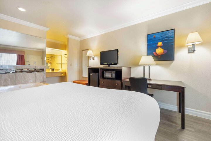 Room 10 of 40