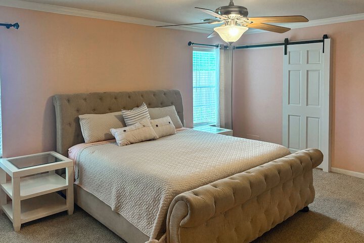 Luxe Home 30 Miles to Houston w / Pool & Grill