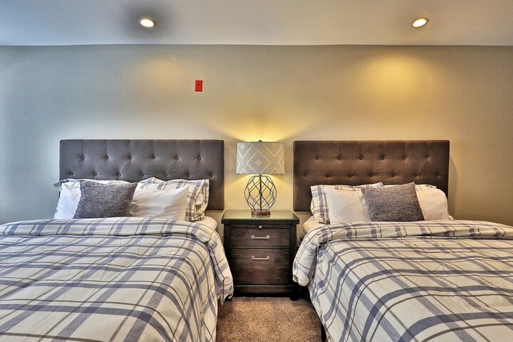 Room 93 of 213