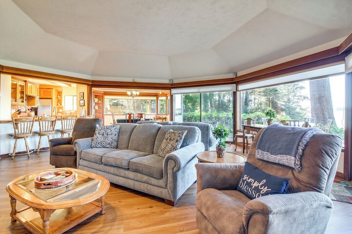 Enchanting Coos Bay Sanctuary w / Lush Views!