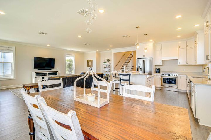 Walk to Beach: Oceanfront Home w / Outdoor Kitchen