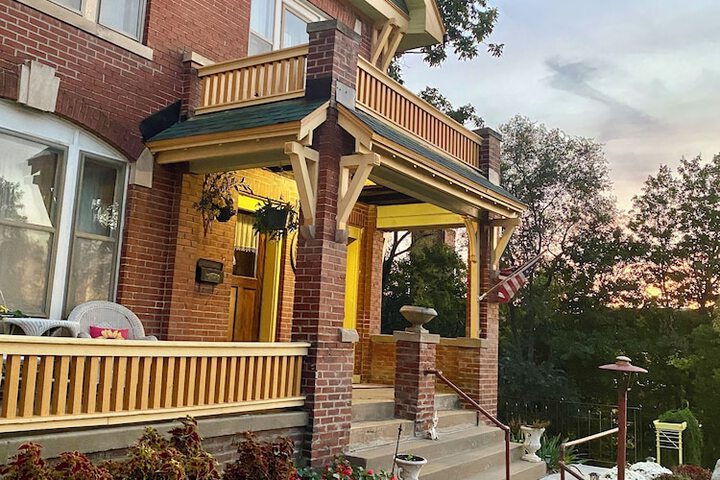 Vineyard Mansion & Carriage House Bed & Breakfast